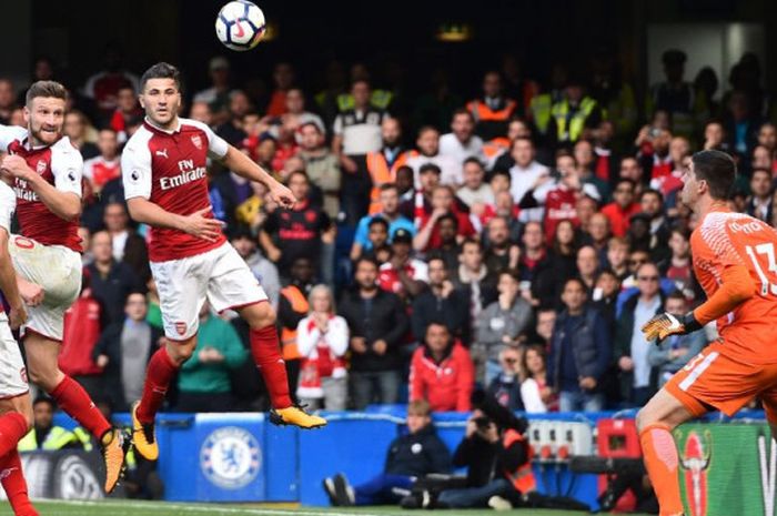 Bek Arsenal, Shkodran Mustafi, mencetak gol yang kemudian dianulir ke gawang Chelsea pada laga Liga Inggris antara Chelsea dan Arsenal di Stamford Bridge, London, Minggu (17/9/2017).