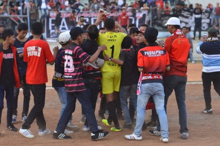Kiper Persis Solo, Galih Sudaryono saat diserbu oleh suporter seusai laga melawan Persiraja Banda Aceh di Stadion Wilis, Madiun, Sabtu (8/9/2018).