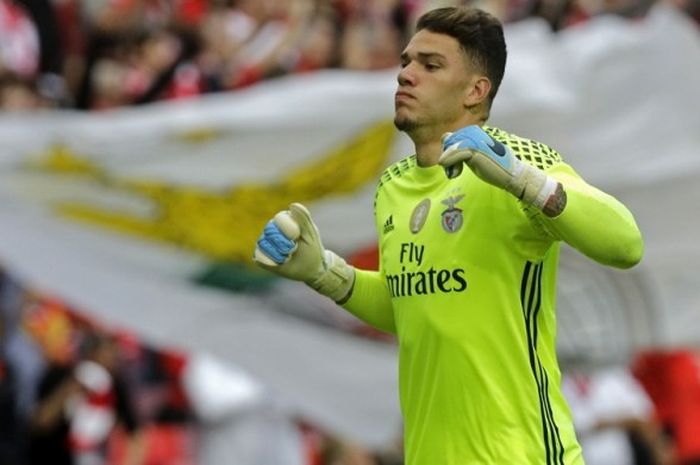 Kiper Benfica, Ederson Santana Moraes, merayakan gol yang dicetak timnya ke gawang Vitoria Guimaraes dalam laga final Piala Portugal 2016-2017 di Estadio da Luz, Lisabon, Portugal, pada 13 Mei 2017.