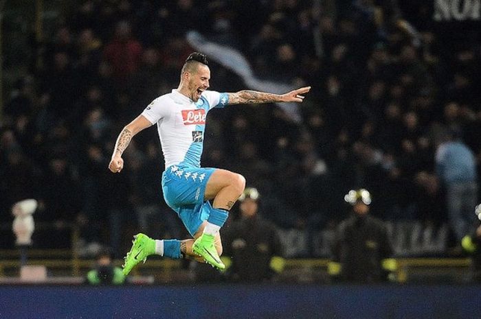 Gelandang Napoli, Marek Hamsik, melakukan selebrasi seusai mencetak gol ke gawang Bologna dalam laga lanjutan Serie A di Stadion Renato Dall'Ara, Bologna, pada 4 Februari 2017.