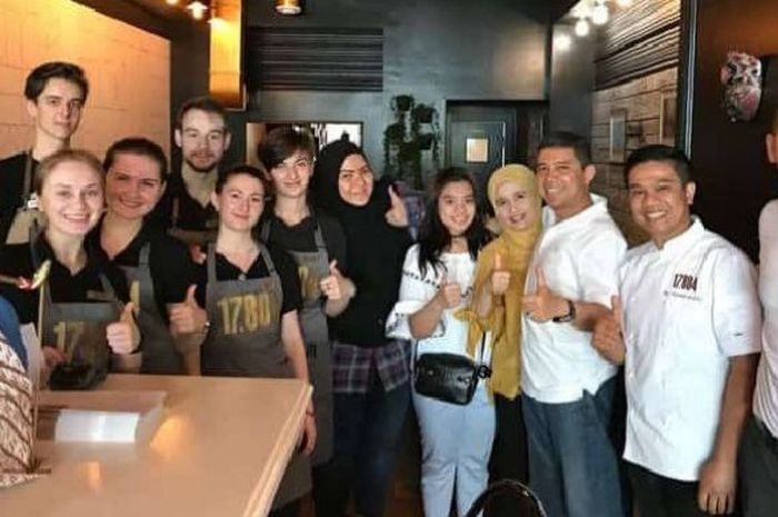 Eko Koesprananto (kedua dari kanan) dan Oleksiy Kykot (paling kanan) berpose bersama Duta Besar Indonesia untuk Ukraina, Prof DR Yuddy Chrisnandi (ketiga dari kanan) serta para staff 17.804, restoran Indonesia pertama di Kyiv, Ukraina. Kyiv akan menjadi venue final Liga Champions 2017-2018 antara Real Madrid dan Liverpool.