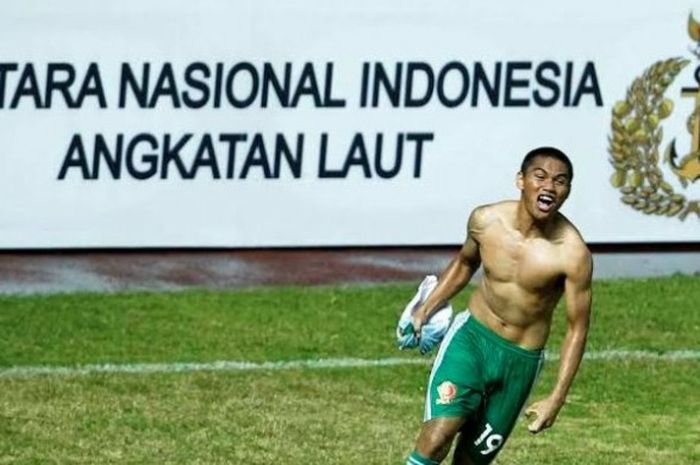 Penyerang PS TNI, Aldino Herdianto merayakan gol kemenangan yang dicetaknya ke gawang Arema di Stadion Pakansari, Cibinong, Kabupaten Bogor, Minggu (31/7/2016) malam. 