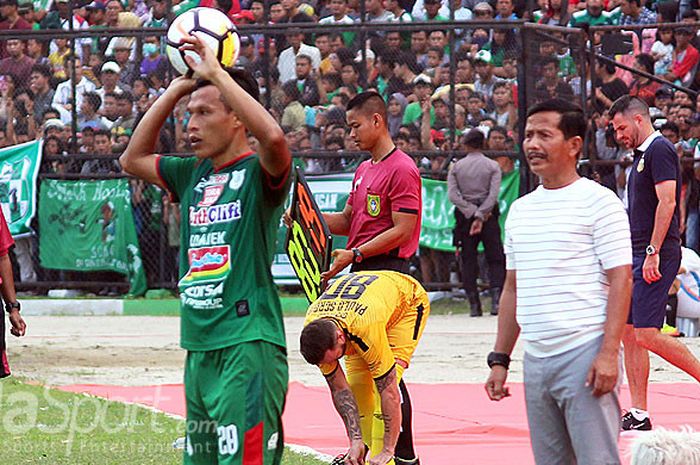 Pelatih PSMS Medan, Djadjang Nurdjaman (kanan), memberikan instruksi kepada pemainnya saat melawan Bhayangkara FC dalam laga pekan kedua Liga 1 2018 di Stadion Teladan, Medan, (31/3/2018).