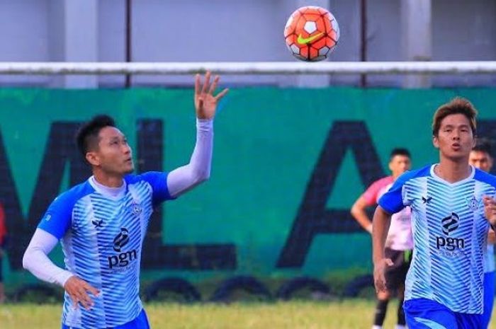 Duo pemain tengah Persegres, Agus Indra Kurniawan (kiri) dan Choi Hyun-yeon bermain bola tangan dalam sesi latihan timnya di Stadion Tridadi, Sleman, Selasa (7/2/2017) sore. 