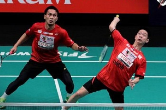 Pasangan ganda putra PB Djarum, Mohammad Ahsan (kiri) dan Kevin Sanjaya Sukamuljo, tampil pada laga penyisihan grup Djarum Superliga 2017, Minggu (19/2/2017). 