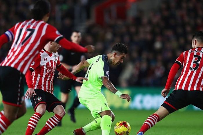 Penyerang Liverpool, Roberto Firmino (tengah), mengontrol bola di tengah kepungan pemain Southampton dalam partai Piala Liga di Stadion St. Mary's, Southampton, 11 Januari 2017.