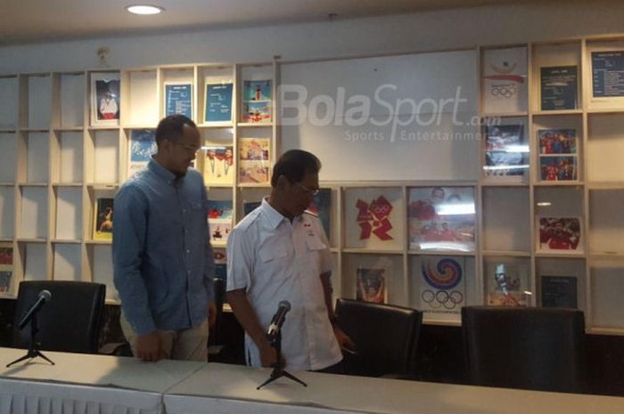 Arki Wisnu dan Wakil Ketua KOI Muddai Madang dalam acara konferensi pers jelang keberangkatan Arki mewakili Indonesia di Olympic Education Program di Singapura yang diadakan oleh Singapore Olympic Committe dari 23-24 November 2017.