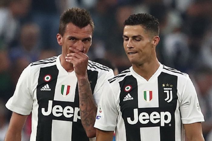 Dua penyerang Juventus, Mario Mandzukic dan Cristiano Ronaldo, dalam pertandingan melawan Napoli pada pekan ke-7 Liga Italia, Sabtu (29/9/2018) di Allianz Stadium, Turin.