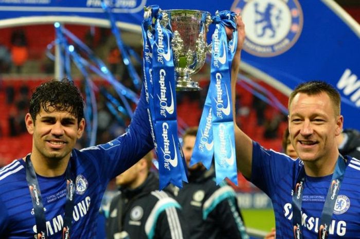 John Terry (kanan) dan Diego Costa mengangkat trofi juara Piala Liga untuk Chelsea setelah menekuk Tottenham Hotspur di Wembley Stadium, London, 1 Maret 2015.