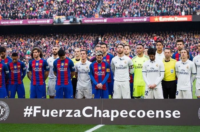 Para pemain FC Barcelona dan Real Madrid berdoa atas tragedi pesawat jatuh yang merenggut sebagian besar pemain klub Brasil, Chapecoense, jelang pertandingan El Clasico di Stadion Camp Nou, Barcelona, Spanyol, pada 3 Desember 2016.