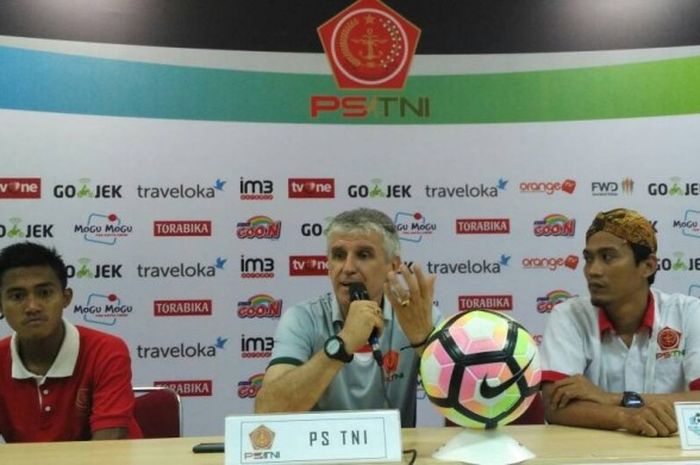 Pelatih PS TNI, Ivan Kolev (tengah), saat memberikan pernyataan dalam sesi jumpa pers pasca-laga kontra Persija Jakarta di Stadion Pakansari, Cibinong, Kabupaten Bogor, Kamis (8/6/2017).