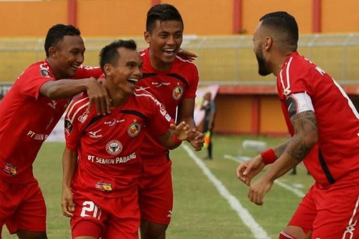 Suka cita pemain Semen Padang, Syamsul Bahri, Riko Simanjuntak, Irsyad Maulana, dan Marcel Sacramento (dari kiri ke kanan) seusai membobol gawang PSCS Cilacap pada laga kedua Grup E di Stadion Ratu Pameliangan, Pamekasan, Selasa (14/2/2017) sore.