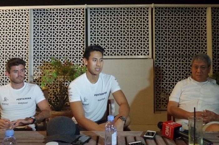 Pebalap Indonesia, Sean Gelael (tengah), beserta sang ayah, Ricardo Gelael (kanan), dan rekan setimnya, Norman Nato (kiri), berbincang-bincang dengan sejumlah wartawan di sebuah hotel di kawasan Sakhir, Bahrain, Kamis (13/4/2017).