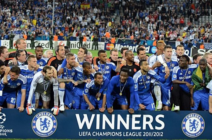 Segenal personel Chelsea berfoto bareng dalam seremoni juara Liga Champions, 19 Mei 2012.
