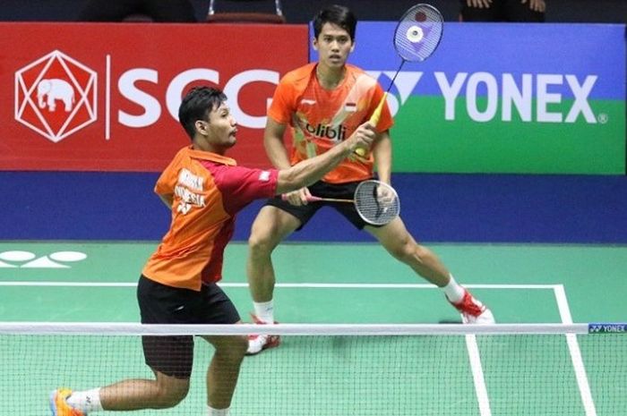 Pasangan ganda putra nasional, Berry Angriawan (kiri) dan Hardianto, bertanding melawan pasangan Taiwan, Lu Ching Yao/Yang Po Han, dalam laga semifinal Thailand Masters 2017, di Nimibutr Stadium, Sabtu (11/2/2017).