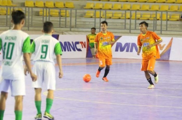 Pemain Jawa Tengah (kaus oranye) coba memasuki pertahanan Sumatera Utara pada babak delapan besar FFI Futsal Championship 2017 di GOR Jatinangor, Sumedang, Jawa Barat, Jumat (15/9/2017).