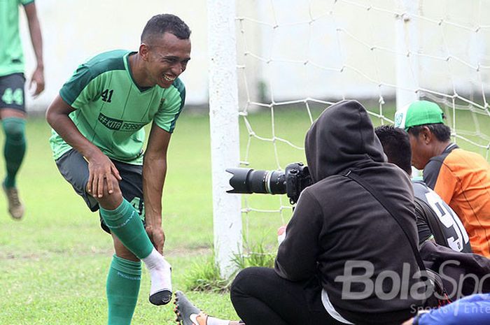   Gelandang Persebaya, Irfan Jaya saat latihan di lapangan Persebaya, Senin (15/1/2017).  