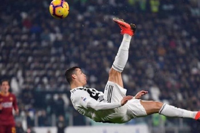 Bintang Juventus Cristiano Ronaldo beraksi akrobatik saat menghadapi AS Roma dalam Liga Italia, Minggu (23/12/2018) dini hari WIB, di Stadion Allianz, Turin.