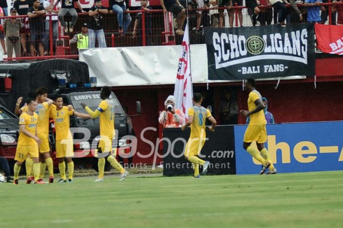 Selebrasi pemain Thanh Hoa seusai membobol gawang Bali United pada matchday ketiga Grup G Piala AFC 2018 di Stadion Kapten I Wayan Dipta, Gianyar, Rabu (7/3/2018) sore. 