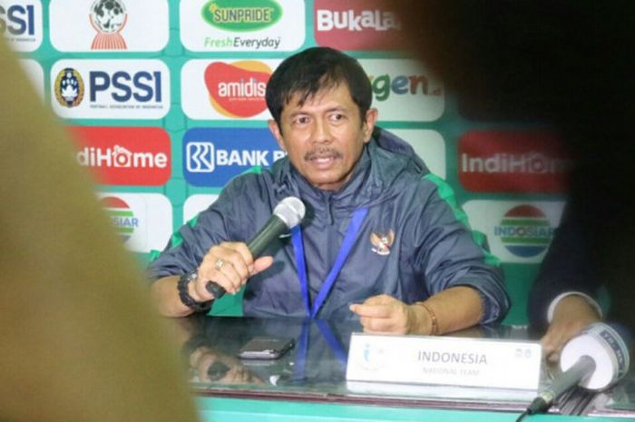 Pelatih timnas U-19 Indonesiea, Indra Sjafri, dalam sesi konferensi pers usai laga melawan timnas U-19 Vietnam dalam ajang Piala AFF U-19 di Stadion Gelora Delta, Sabtu (7/7/2018).