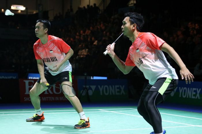 Pasangan ganda putra nasional, Mohammad Ahsan (kanan)/Hendra Setiawan, mengembalikan shuttlecock dari lawan mereka, Lee Jhe-Huei/Lee Yang (Taiwan), pada babak perempat final turnamen Jerman Terbuka 2018  yang berlangsung di Innogy Sporthalle, Mulheim an der Ruhr, Jerman, Jumat (9/3/2018).