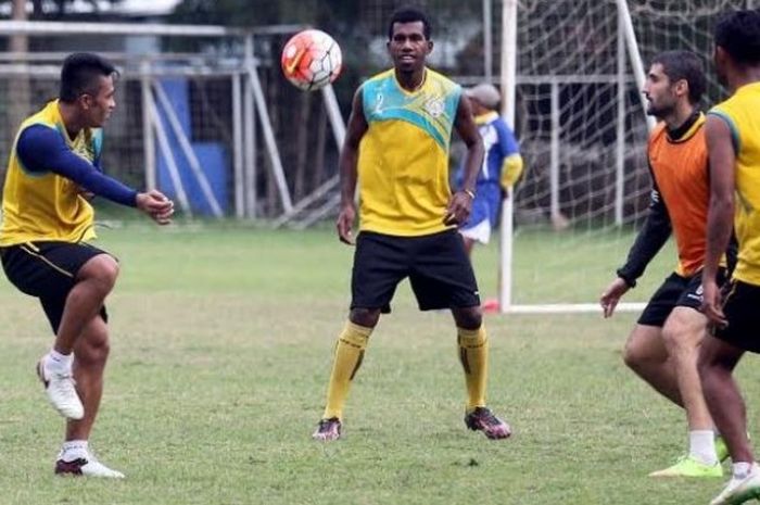 Bek asal Papua Barat, Alfares W Msiren (tengah) dalam sesi latihan dengan Arema di lapangan Asifa, Kota Malang, Rabu (27/4/2016). 