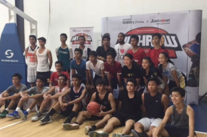 Peserta workshop HITHROW Competition berfoto bersama Anthony Cates di The Breeze Elite Gym, BSD City, Sabtu (18/2/2017).