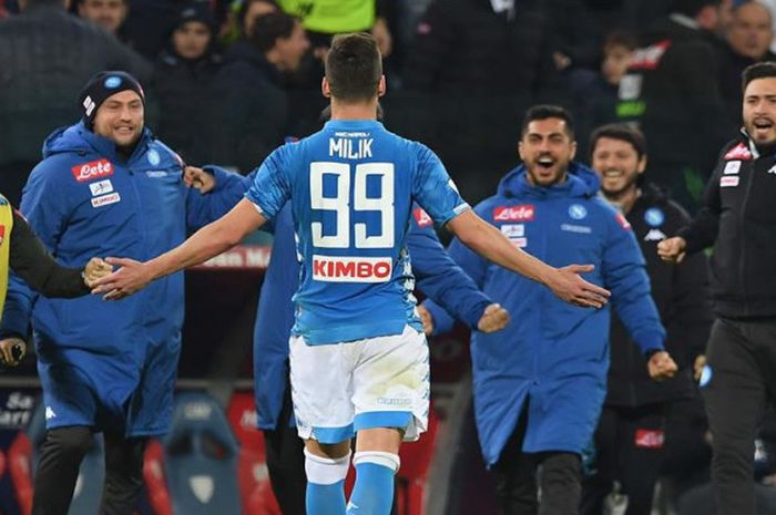 Arek Milik merayakan gol kemenangan Napoli di kandang Cagliari, Minggu (16/12/2018). Laga Cagliari vs Napoli itu berakhir 1-0 untuk kemenangan tim tamu. 