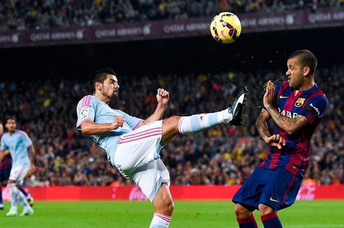 Nolito berebut bola dengan bek Barcelona, Dani Alves, pada 1 November 2014.