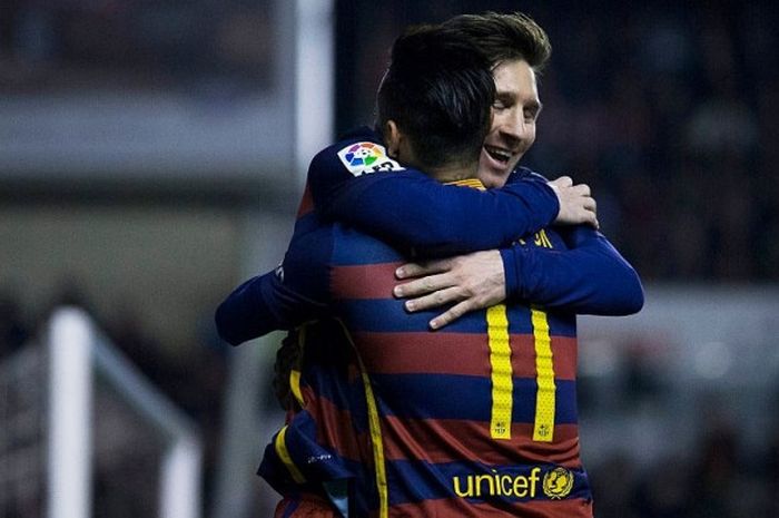 Dua bintang Barcelona, Lionel Messi dan Neymar (11), berpelukan merayakan gol kedua yang dicetak timnya ke gawang Rayo Vallecano dalam duel La Liga, 3 Maret 2016.