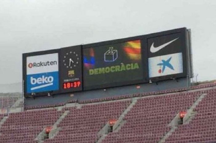 Papan skor di Camp Nou yang bertuliskan 