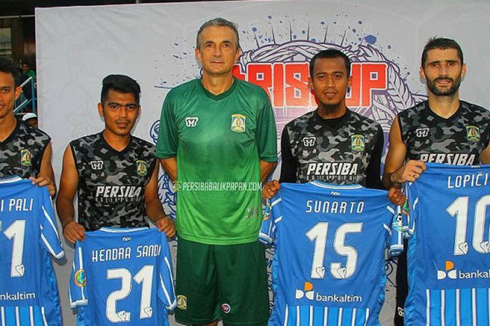 Pelatih Persiba Balikpapan, Milomir Seslija (tengah) diapit empat pemain baru timnya (kiri-kanan): Maldini Pali, Hendra Sandi, Sunarto, dan Srdjan Lopicic.