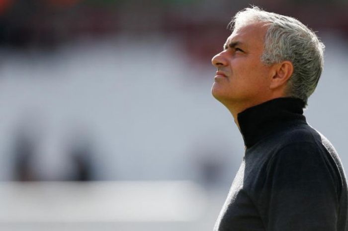 Ekspresi Jose Mourinho dalam sesi pemanasan jelang partai Liga Inggris antara West Ham United lawan Manchester United di London Stadium, 29 September 2018.