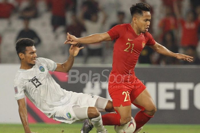 Pemain timnas Indonesia, Andik Vermansah dijatuhkan pemain timnas Timor Leste, Gumario Moreira pada laga kedua fase Grup B Piala AFF 2018, di Stadion Utama Gelora Bung Karno, Selasa (13/11/2018).