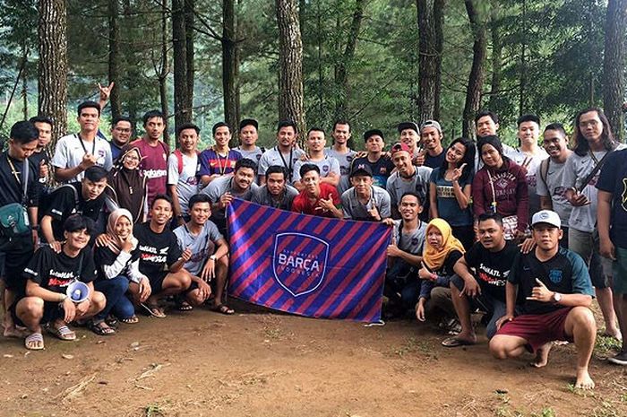 Anggota Supporters Barcelona Indonesia foto bersama saat Gathering Nasional di Puncak Bogor Akhir Februari lalu. Saat ini SBI sudah memiliki 26 District dan 1.077 member di seluruh Indonesia.