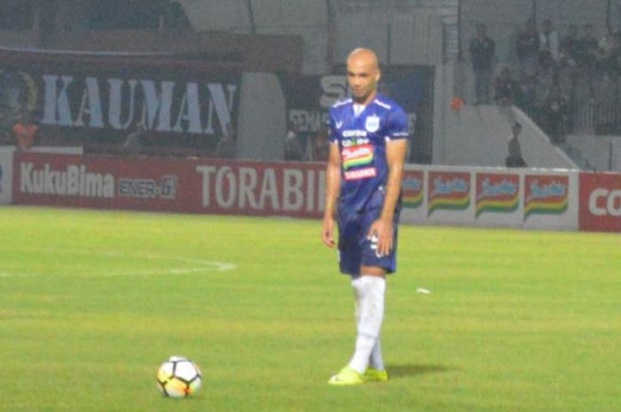 Aksi Bruno Silva saat melakukan tendangan bebas ke gawang Persela Lamongan di Stadion Moch Soebroto, Mei 2018.