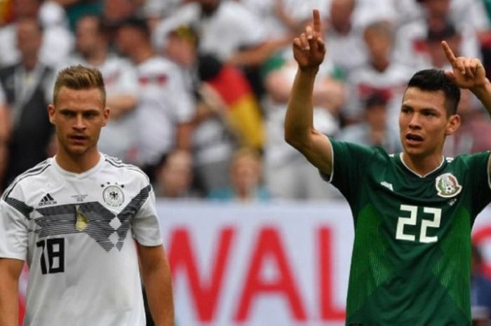 Hirving Lozano merayakan gol Meksiko ke gawang Spartak di depan Joshua Kimmich pada laga Piala Dunia 2018 di Stadion Luzhniki, 17 Juni 2018. 