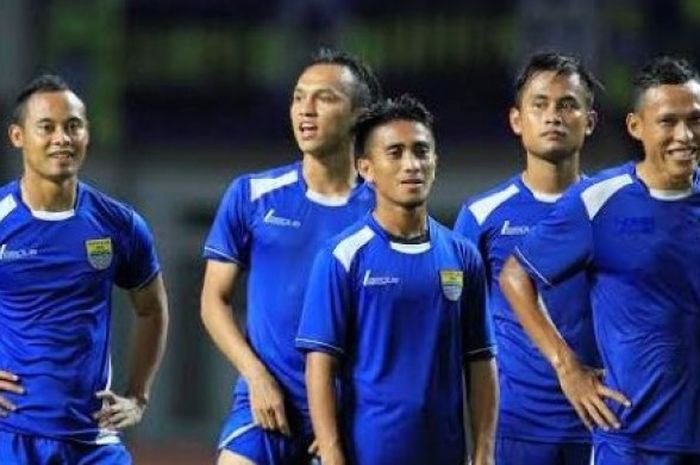 Bek Persib, Jajang Sukmara (kanan) dalam sebuah latihan timnya. Jajang bakal absen saat Persib dijamu Arema pada Minggu (18/12/2016). 