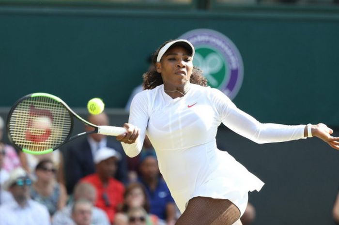 Aksi Serena Williams (Amerika Serikat) saat tampil pada babak 32 besar Wimbledon 2018 yang digelar Jumat (6/7/2018).