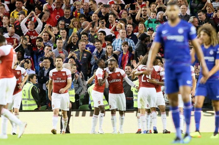 Penyerang Arsenal, Alexandre Lacazette (tengah), merayakan gol yang dicetak ke gawang Chelsea dalam laga International Champions Cup di Stadion Aviva, Dublin, Republik Irlandia pada 1 Agustus 2018.