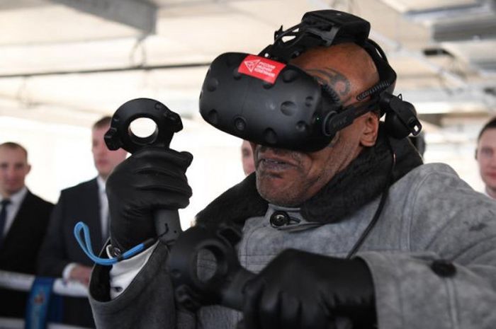 Mike Tyson saat menjajal kacamata VR saat kunjungan ke Rusia.