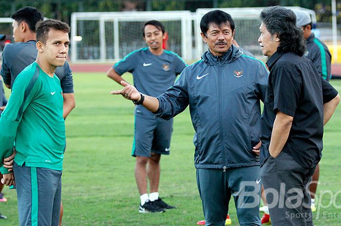 Emha Ainun Najib berbincang-bincang dengan pelatih timnas Indonesia U-19, Indra Sjafri, dan penyerang Egy Maulama Vikri, di sela-sela latihan tim di lapangan UNY, Selasa (15/8/2017).