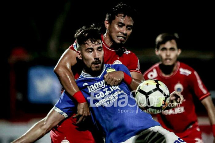         Maman Abdurrahman menjaga ketat Jonathan Bauman pada laga Persija Jakarta melawan Persib Ban