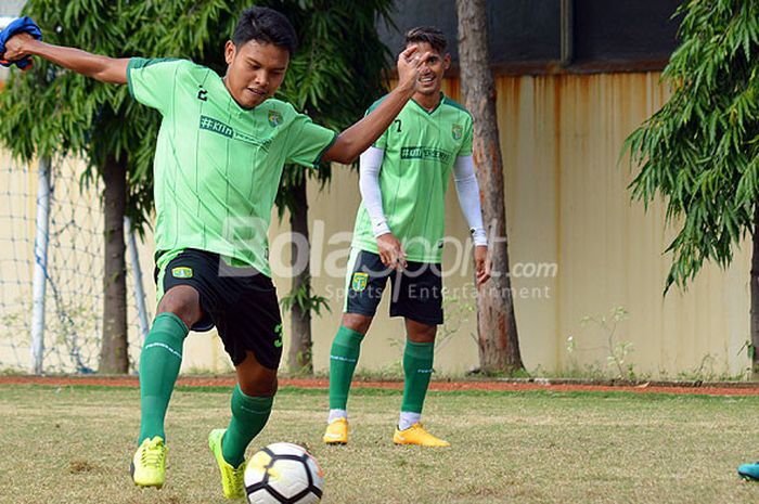 Fandi Eko Utomo saat latihan perdana bersama pemain Persebaya lainnya di lapangan Mapolda Jawa Timur