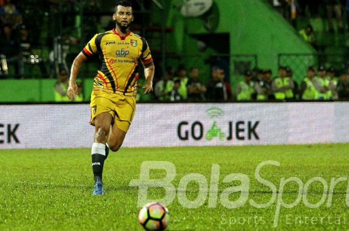 Aksi striker Mitra Kukar, Marclei Cesar Chaves.