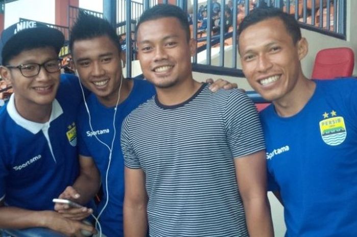 Gelandang Sabah FA, Dedi Kusnandar (kedua dari kanan), hadir di Stadion Si Jalak Harupat.