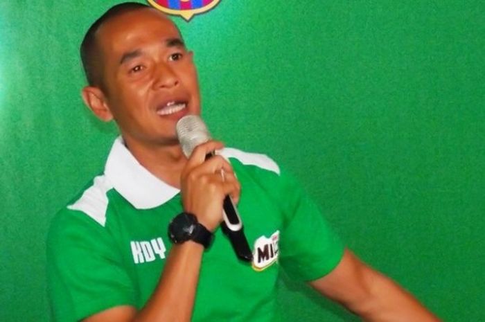Eks striker tim nasional Indonesia, Kurniawan Dwi Yulianto, berbicaran dalam jumpa pers MILO Football Challenge di Bandung, Sabtu (25/3/2017).
