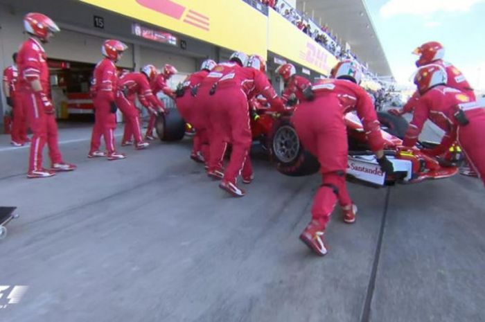 Sebastian Vettel tidak bisa menyelesaikan balapan dan harus masuk pit box karena mengalami masalah mesin di balapan F1 GP Jepang, Minggu (8/10/2017).