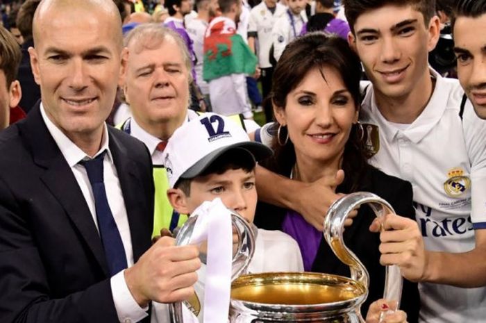 Pelatih Real Madrid, Zinedine Zidane, berpose dengan trofi juara Liga Champions bersama istrinya, Veronique, serta anak-anak mereka, Enzo (kanan), Theo, dan Elyaz (bawah), di Cardiff, 3 Juni 2017.