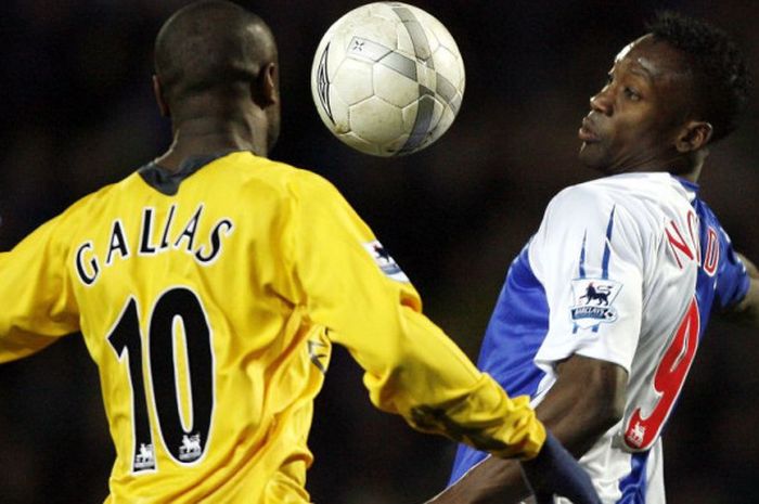 Bek Arsenal, William Gallas, berduel dengan penyerang Blackburn, Shabani Nonda, pada laga ulang babak kelima Piala FA di Ewood Park, Blackburn, pada 28 Februari 2007.